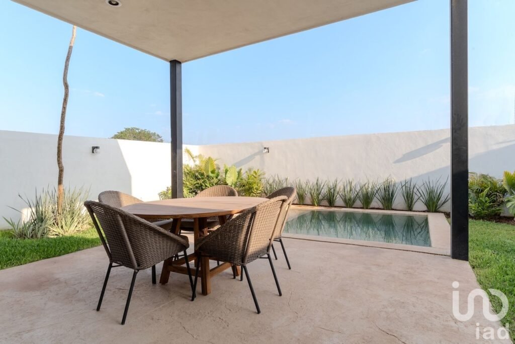 CASA EN VENTA DENTRO RESIDENCIAL CONKAL MERIDA YUCATAN