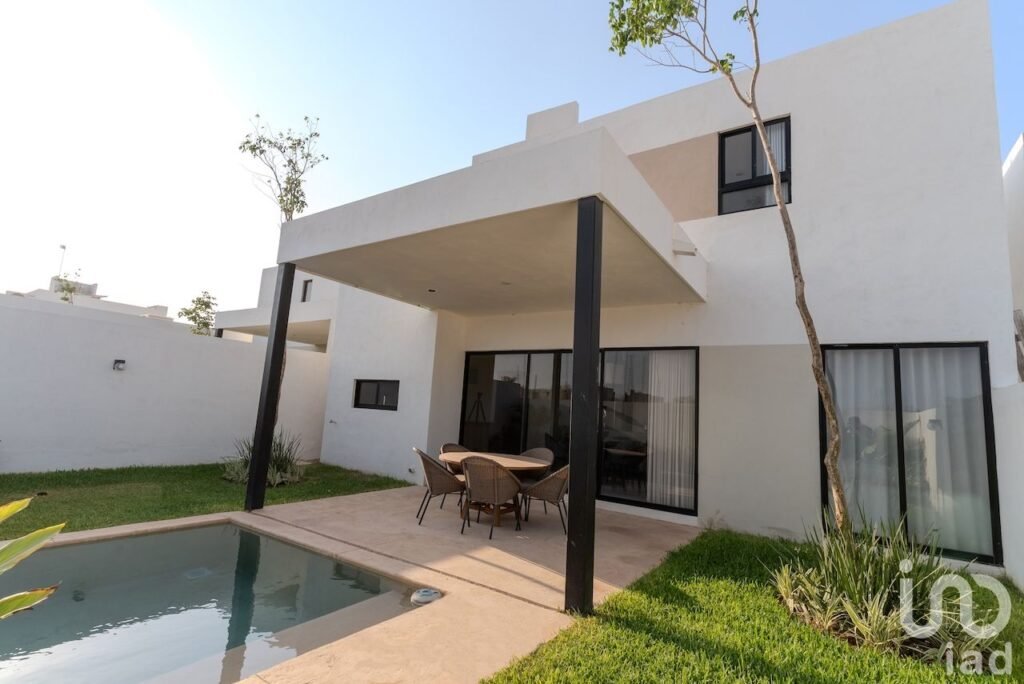 CASA EN VENTA DENTRO RESIDENCIAL CONKAL MERIDA YUCATAN