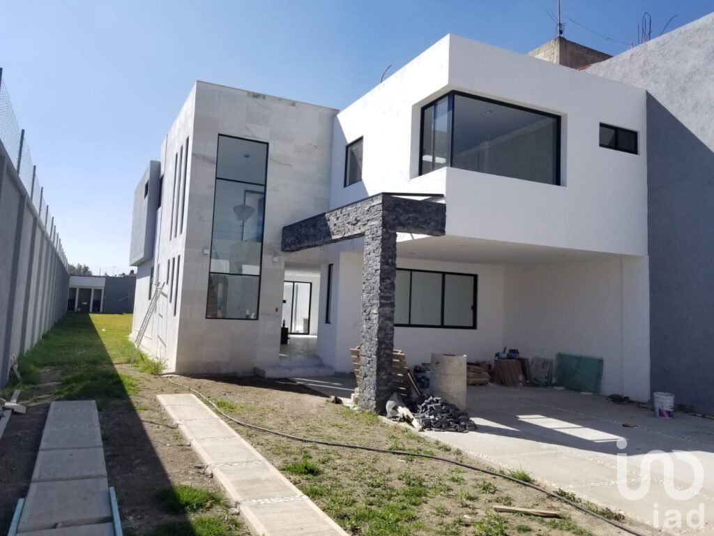 CASA SOLA EN VENTA EN SAN MIGUEL TOTO, METEPEC CON AMPLIO JARDIN.