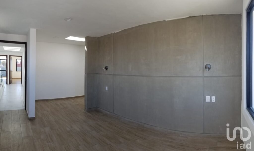 CASA SOLA EN VENTA EN SAN MIGUEL TOTO, METEPEC CON AMPLIO JARDIN.