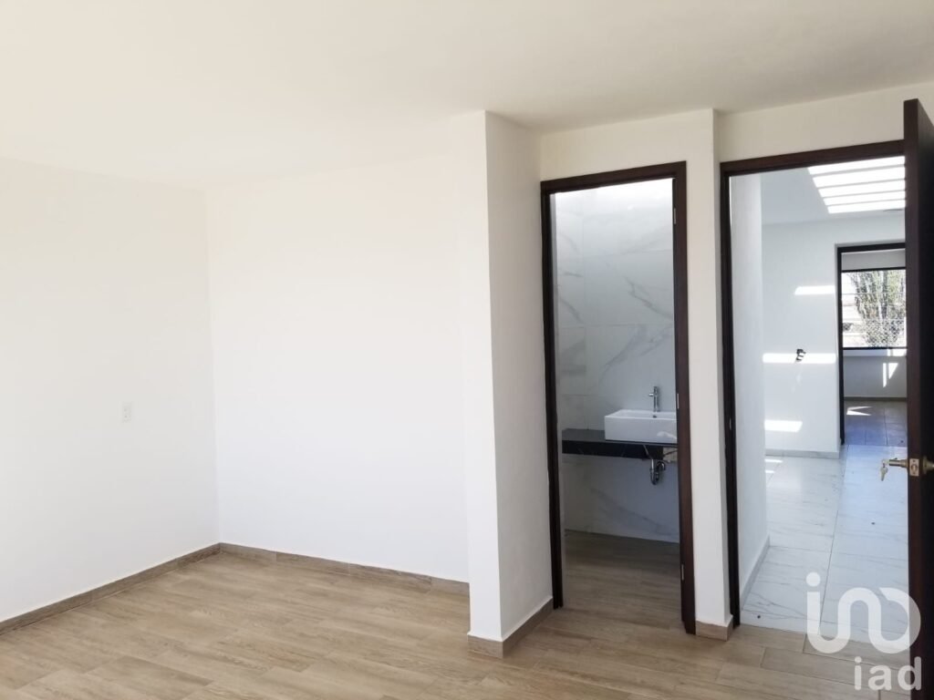 CASA SOLA EN VENTA EN SAN MIGUEL TOTO, METEPEC CON AMPLIO JARDIN.