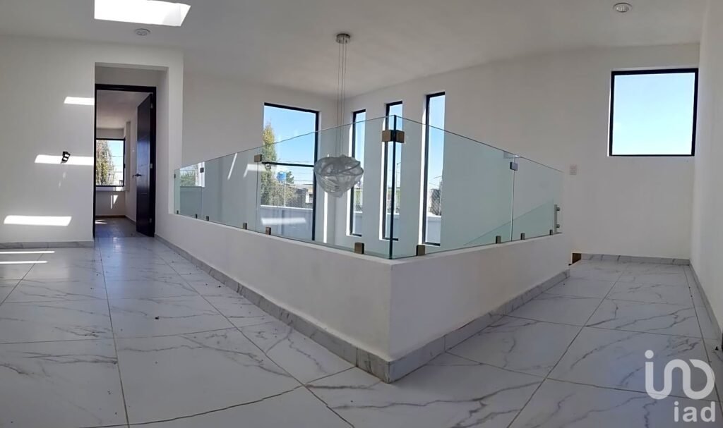 CASA SOLA EN VENTA EN SAN MIGUEL TOTO, METEPEC CON AMPLIO JARDIN.