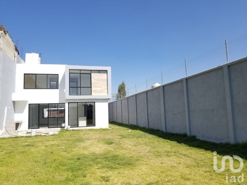 CASA SOLA EN VENTA EN SAN MIGUEL TOTO, METEPEC CON AMPLIO JARDIN.