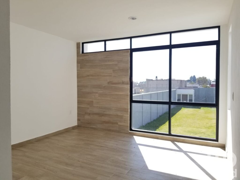 CASA SOLA EN VENTA EN SAN MIGUEL TOTO, METEPEC CON AMPLIO JARDIN.