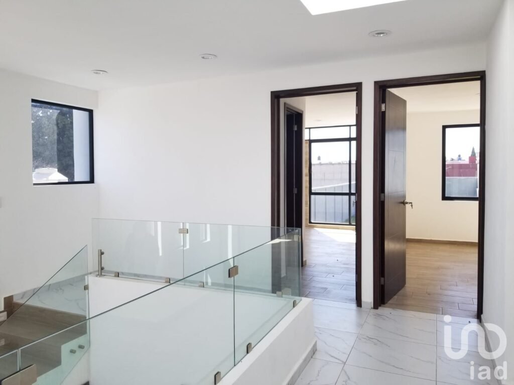 CASA SOLA EN VENTA EN SAN MIGUEL TOTO, METEPEC CON AMPLIO JARDIN.