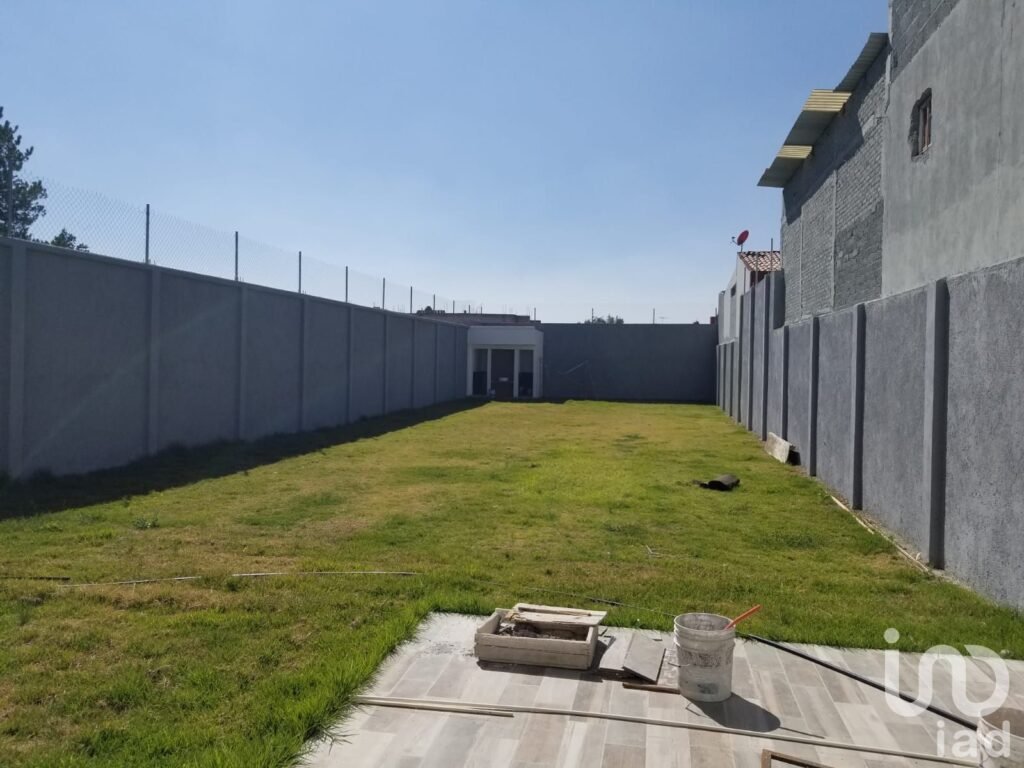 CASA SOLA EN VENTA EN SAN MIGUEL TOTO, METEPEC CON AMPLIO JARDIN.