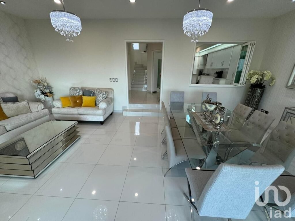 VENTA DE CASA EN COLINAS DE SAN MIGUEL  3 NIVELES , CULIACAN, SIN.