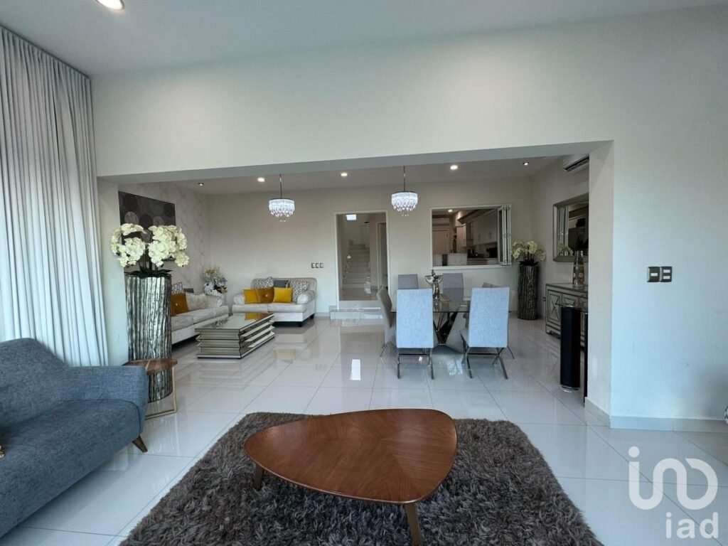 VENTA DE CASA EN COLINAS DE SAN MIGUEL  3 NIVELES , CULIACAN, SIN.