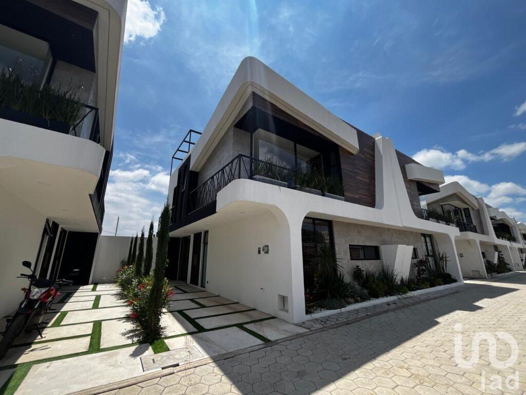 Casa En Venta En Cholula Zona La Carcaña, Con Recamara En Planta Baja