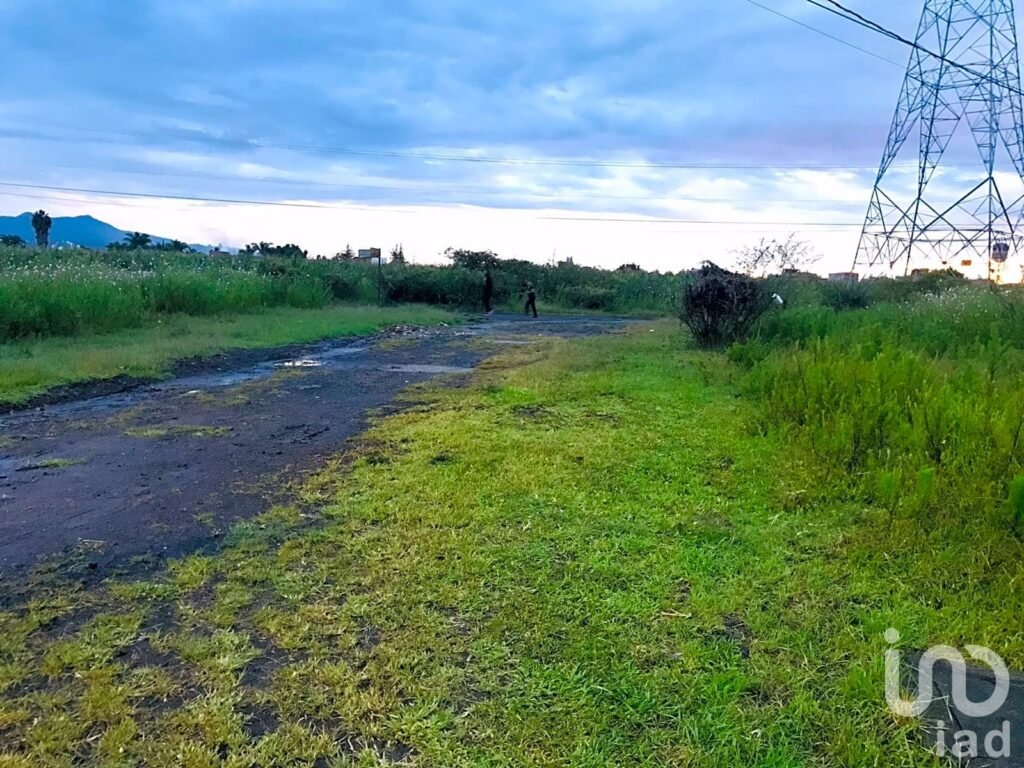 Terreno en venta 128 m² en El Cerrito Itzicuaro, gran Ubicación a 5 min de Plaza Arko