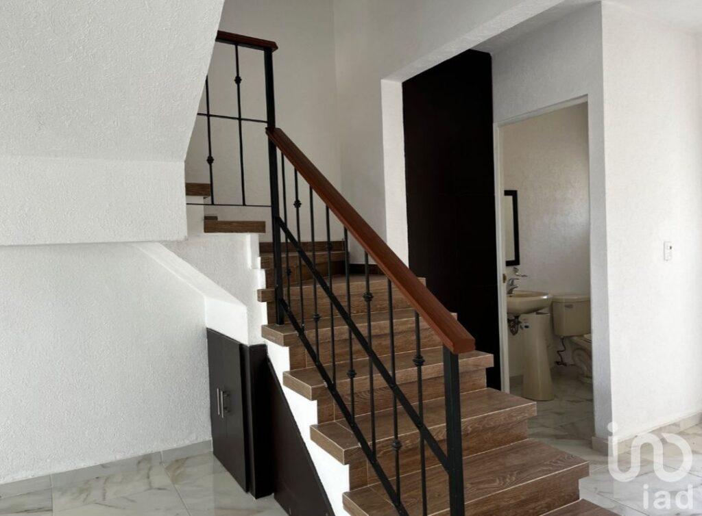 Casa En Venta En Paseos Del Bosque, Zona La Calera En Fraccionamiento Cerrado