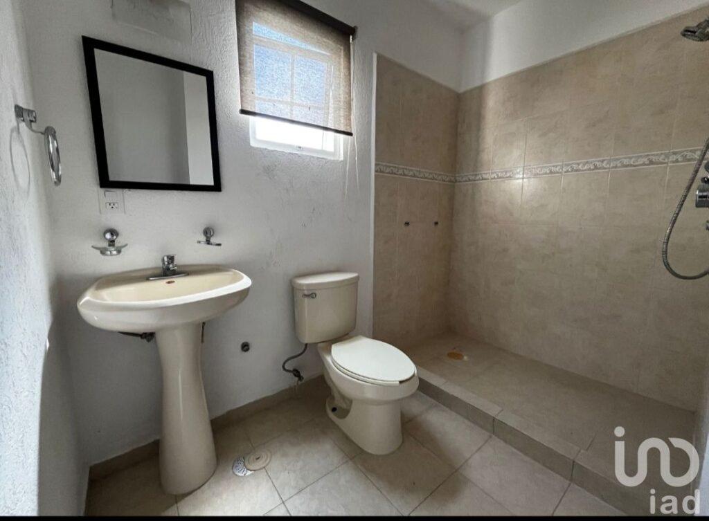 Casa En Venta En Paseos Del Bosque, Zona La Calera En Fraccionamiento Cerrado