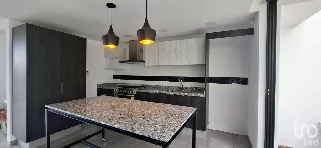 Casa En Venta En Lomas Del Marmol 1En Puebla, Con Estilo Moderno Industrial