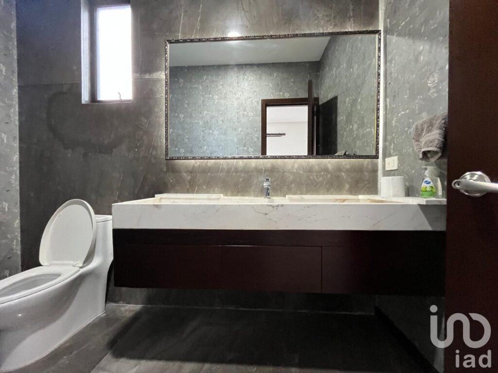 Casa en Venta en La Vista Country Club | Lujo, Jardín Gigante y Seguridad 24/7