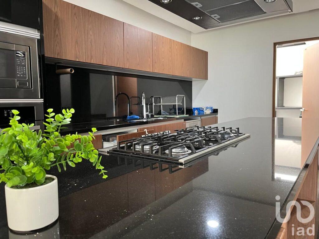 Casa en Venta en La Vista Country Club | Lujo, Jardín Gigante y Seguridad 24/7