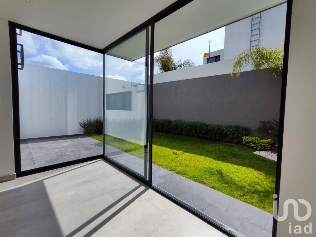 Casa Moderna con Vista a Área Verde en Fraccionamiento Exclusivo- Mayorazgo Puebla