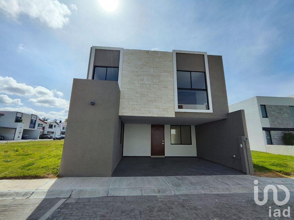 Casa Moderna con Vista a Área Verde en Fraccionamiento Exclusivo- Mayorazgo Puebla