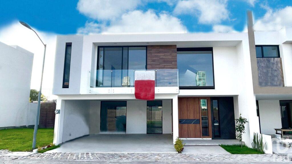 Casa En Venta En Zona Angelopolis, Puebla, En Fraccionamiento Cerrado