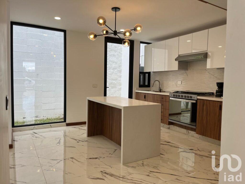 Casa En Venta En Zona Angelopolis, Puebla, En Fraccionamiento Cerrado