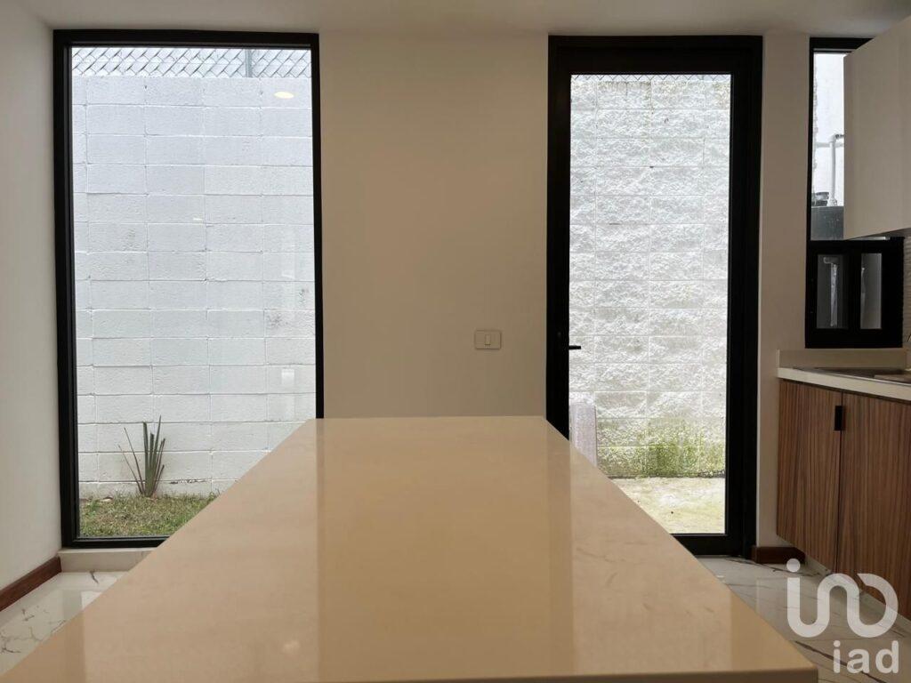 Casa En Venta En Zona Angelopolis, Puebla, En Fraccionamiento Cerrado