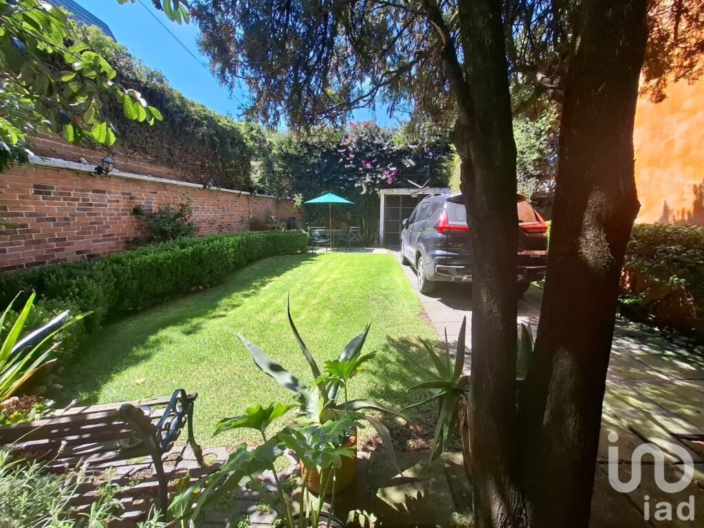 ENCANTADORA CASA EN VENTA EN JARDINES DEL SUR CON JARDÍN
