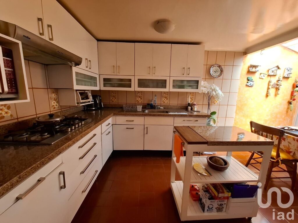 ENCANTADORA CASA EN VENTA EN JARDINES DEL SUR CON JARDÍN