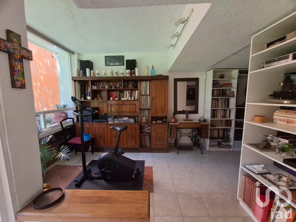 ENCANTADORA CASA EN VENTA EN JARDINES DEL SUR CON JARDÍN