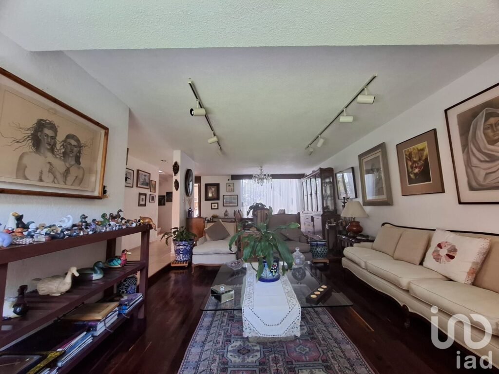 ENCANTADORA CASA EN VENTA EN JARDINES DEL SUR CON JARDÍN