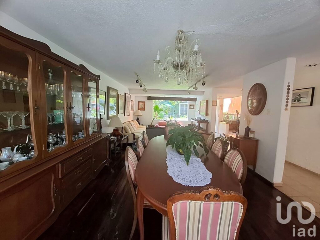 ENCANTADORA CASA EN VENTA EN JARDINES DEL SUR CON JARDÍN