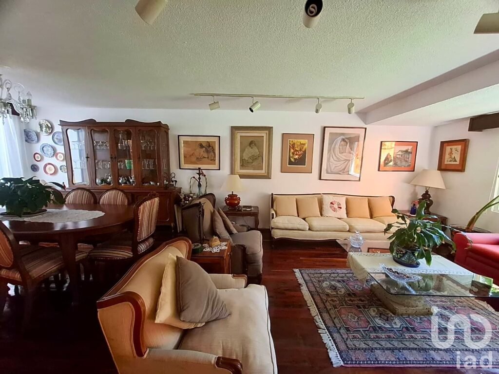 ENCANTADORA CASA EN VENTA EN JARDINES DEL SUR CON JARDÍN