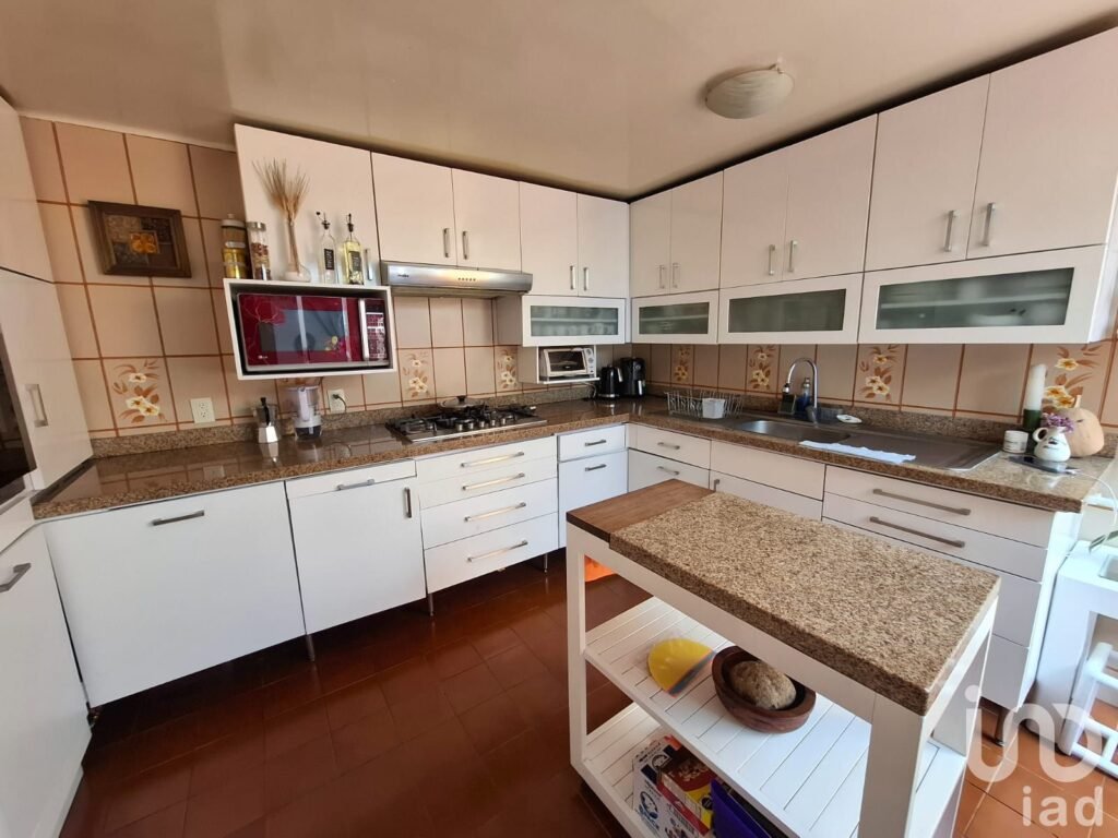 ENCANTADORA CASA EN VENTA EN JARDINES DEL SUR CON JARDÍN