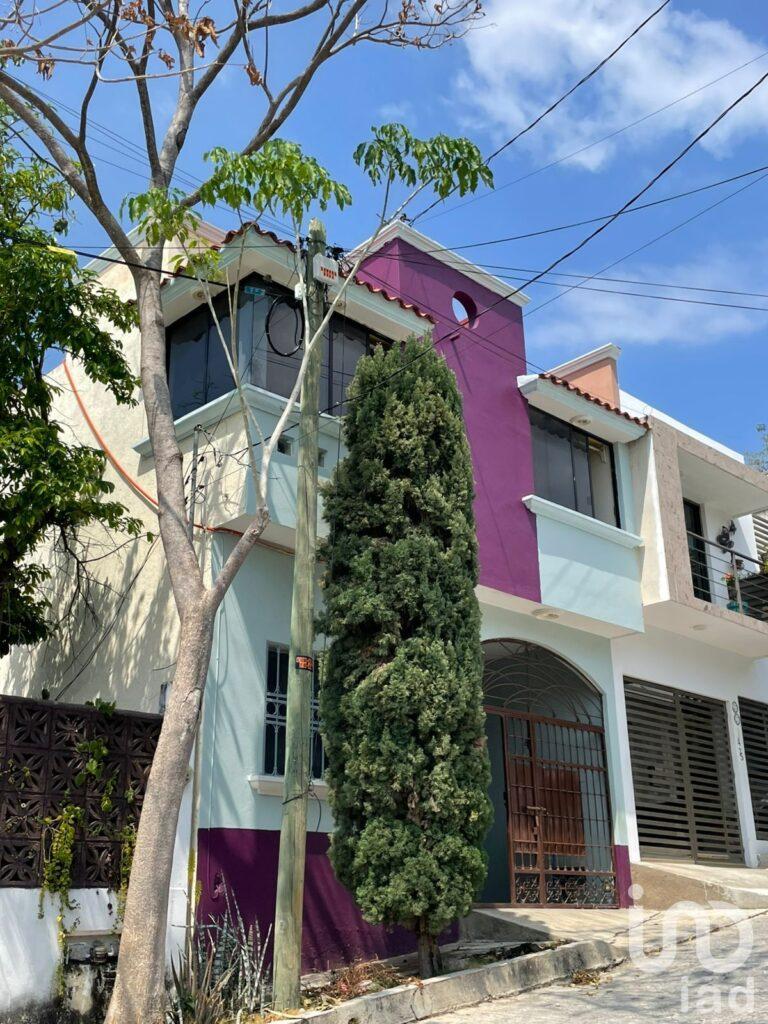 CASA EN VENTA A POCOS METROS DE PLAZA LAS AMERICAS, TUXTLA