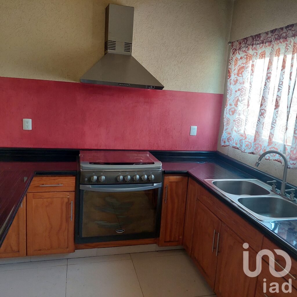 CASA EN VENTA, Morelos.Centro Jiutepec. 2niveles, en condom. sobre avenida princ.