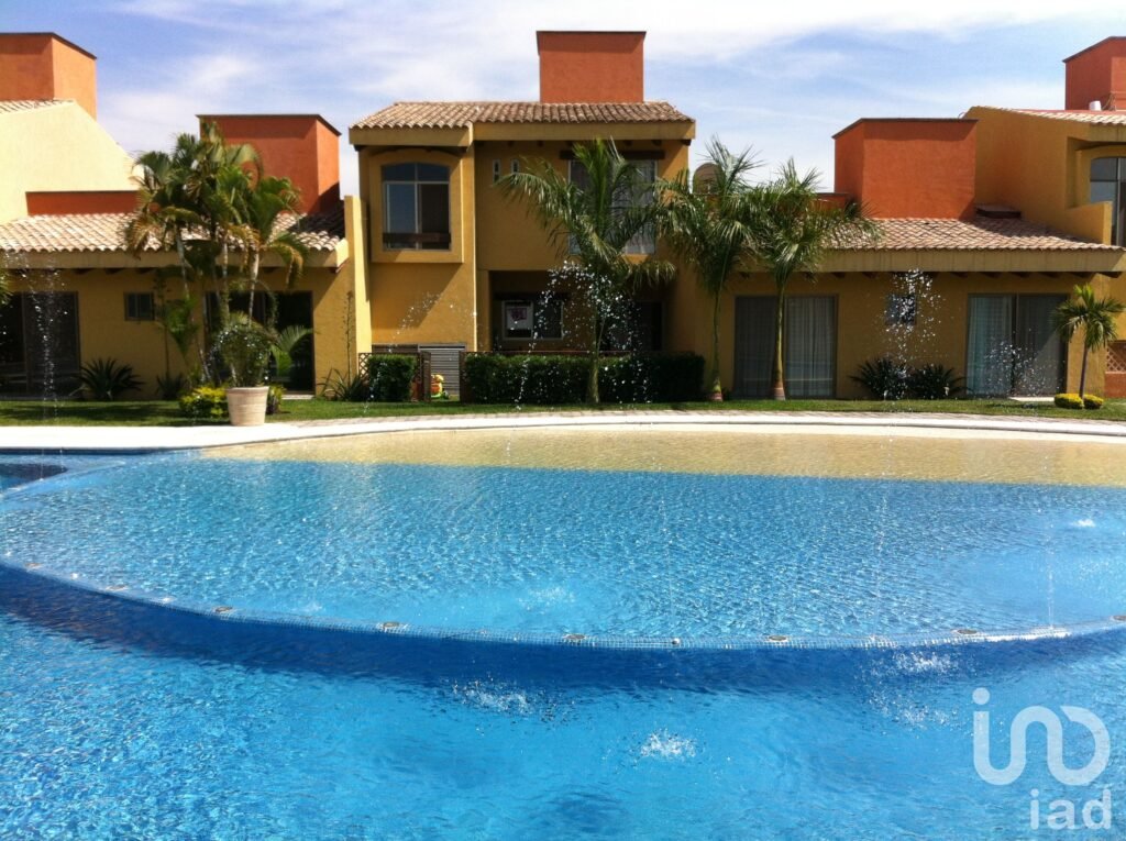 CASA EN VENTA, Morelos.Centro Jiutepec. 2niveles, en condom. sobre avenida princ.