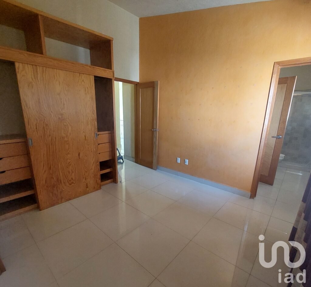 CASA EN VENTA, Morelos.Centro Jiutepec. 2niveles, en condom. sobre avenida princ.