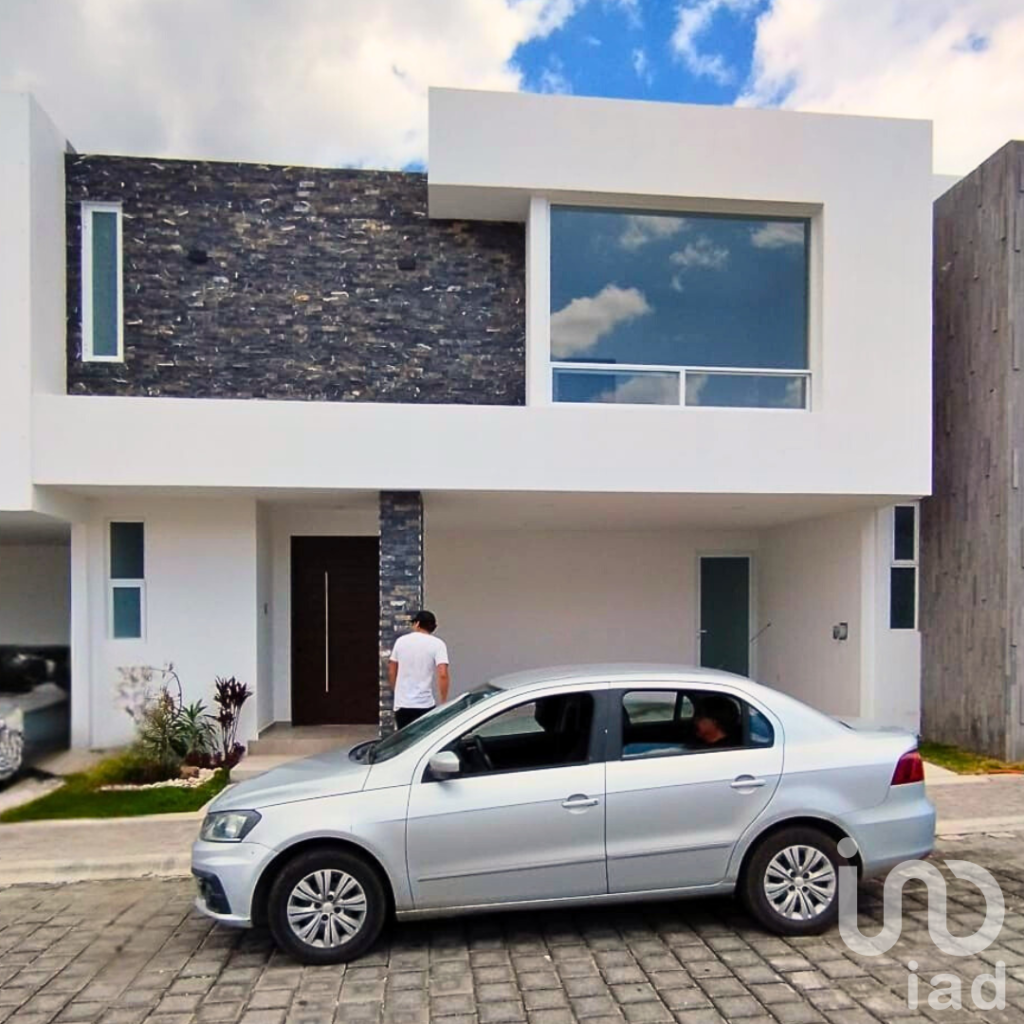 Casa en Haras del Bosque con 3 Recámaras y Jardín en Venta a un Paso del Restaurante con Lago