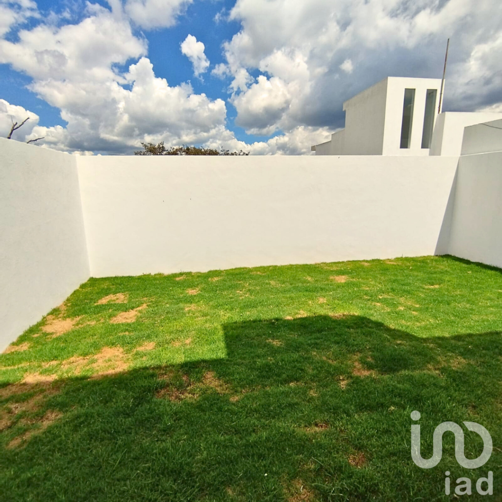 Casa en Haras del Bosque con 3 Recámaras y Jardín en Venta a un Paso del Restaurante con Lago