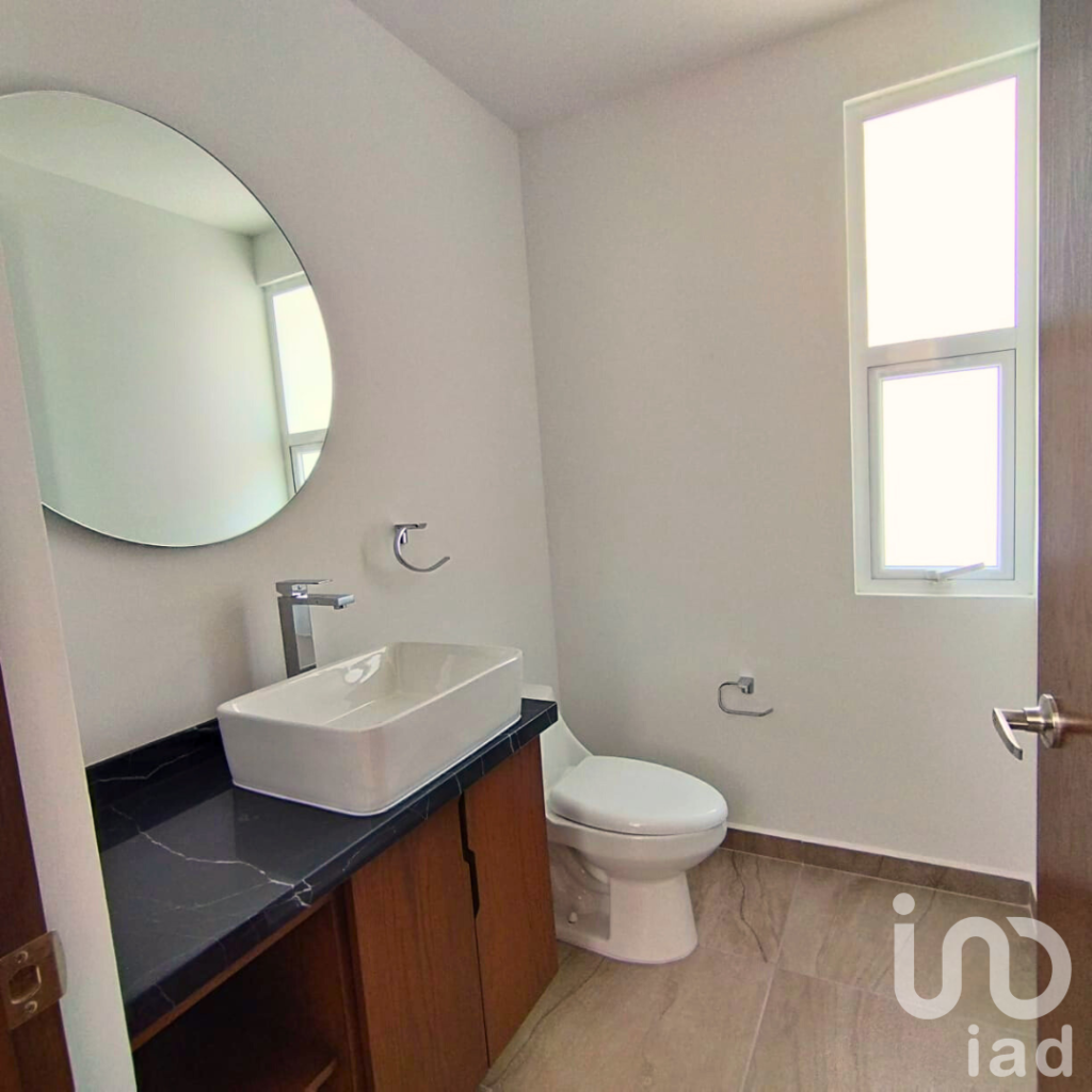 Casa en Haras del Bosque con 3 Recámaras y Jardín en Venta a un Paso del Restaurante con Lago