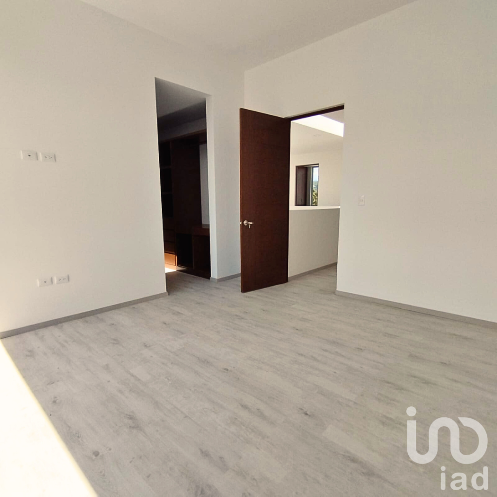 Casa en Haras del Bosque con 3 Recámaras y Jardín en Venta a un Paso del Restaurante con Lago