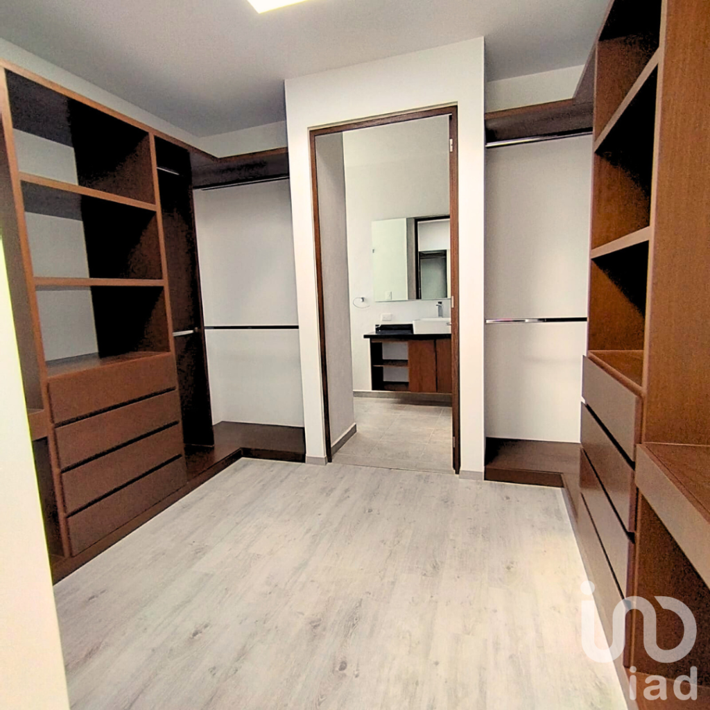 Casa en Haras del Bosque con 3 Recámaras y Jardín en Venta a un Paso del Restaurante con Lago