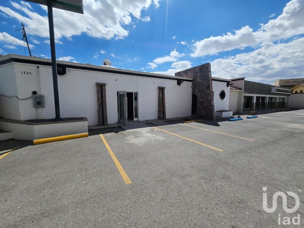 Local en Renta  en Avenida Tecnológico frente a GaleriasTec