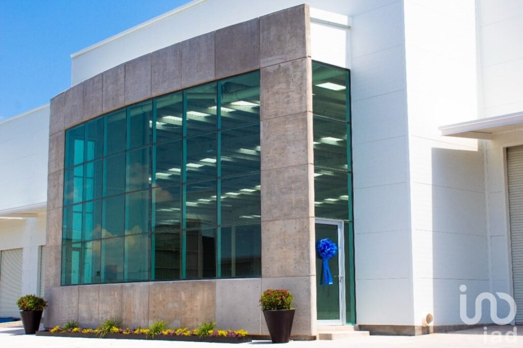 Nave Industrial RENTA  El Marques Queretaro. A 15 m de autopista Queretaro - CDMX