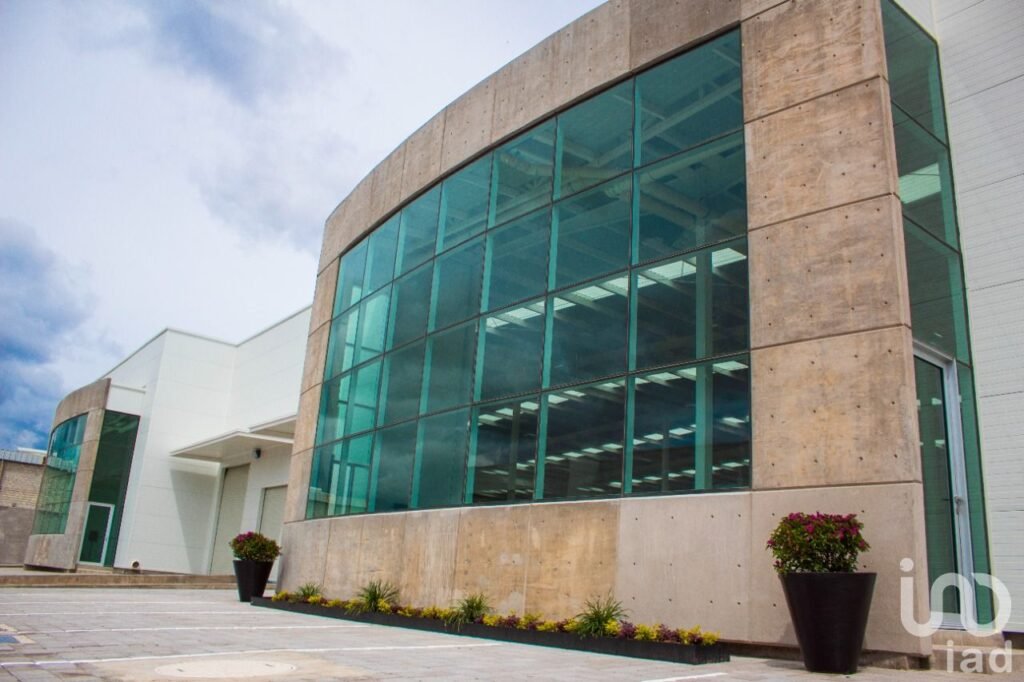 Nave Industrial en RENTA El Marques Queretaro. A 150 m de la autopista Queretaro- CDMX