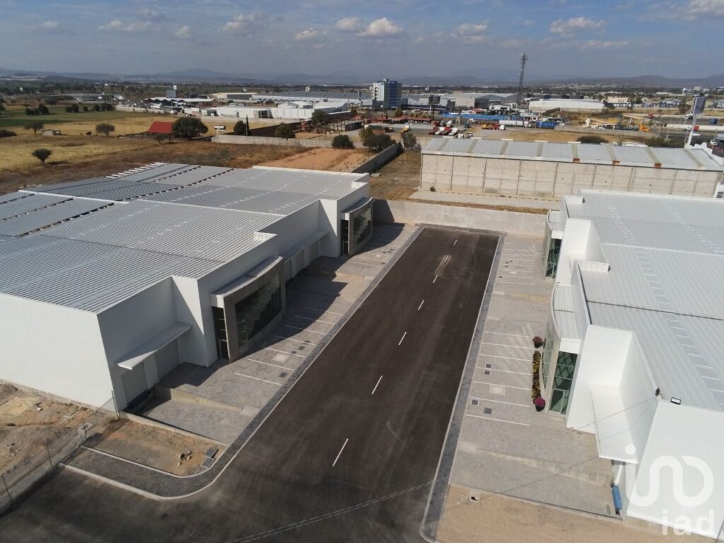 Nave Industrial en RENTA El Marques Queretaro. A 150 m de la autopista Queretaro- CDMX