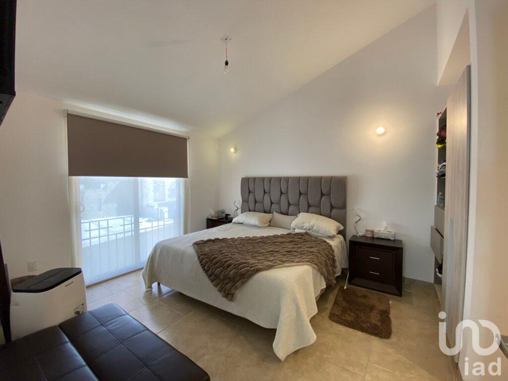 CASA EN VENTA CON 4 RECAMARAS Y ROOF GARDEN, SAMARE ZIBATA