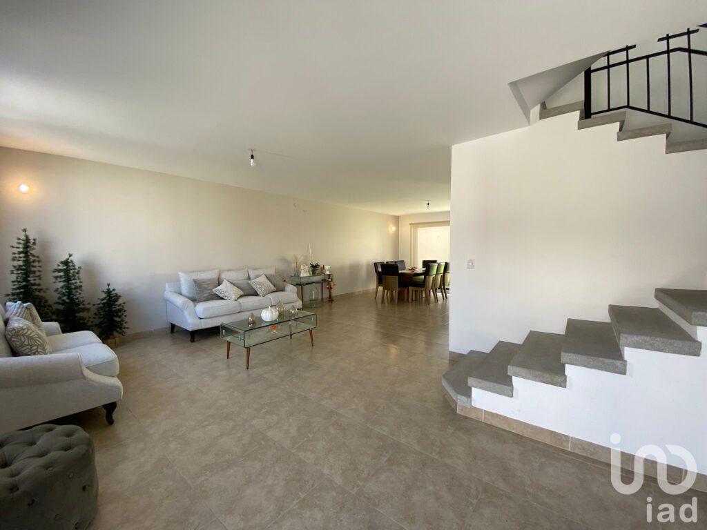 CASA EN VENTA CON 4 RECAMARAS Y ROOF GARDEN, SAMARE ZIBATA