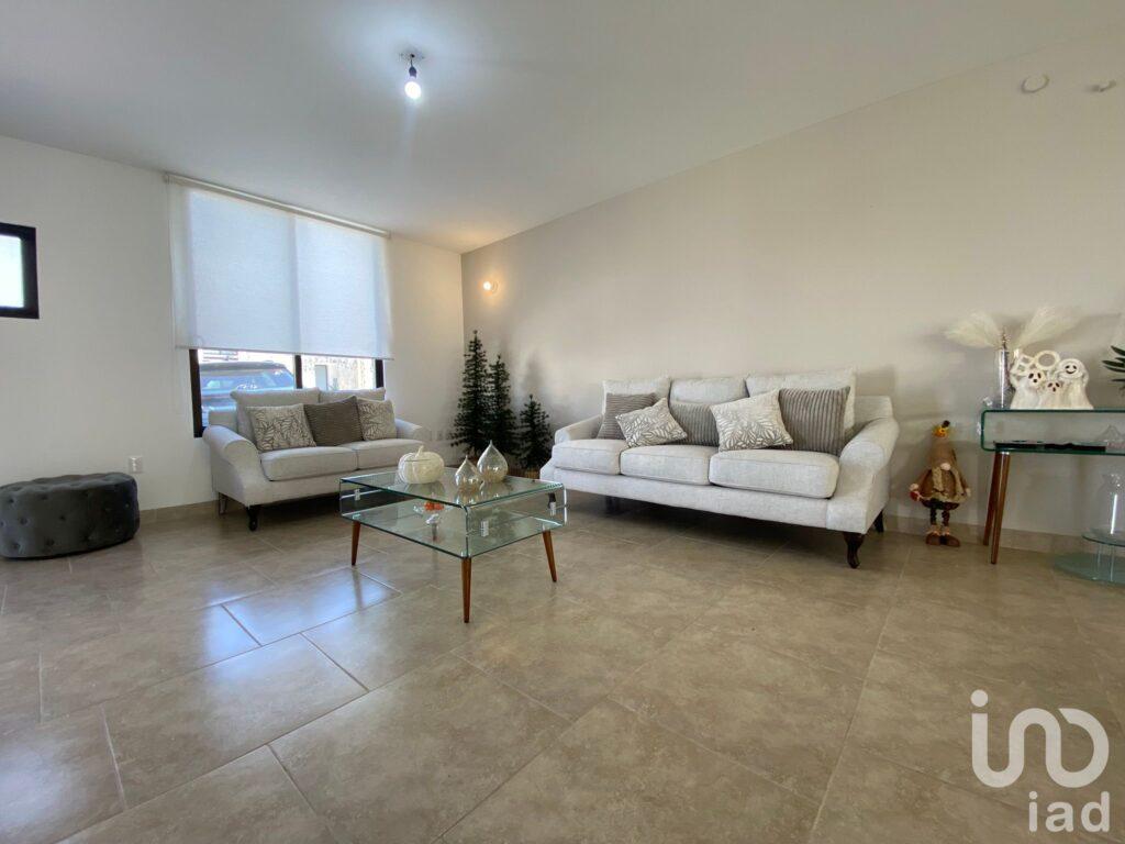 CASA EN VENTA CON 4 RECAMARAS Y ROOF GARDEN, SAMARE ZIBATA