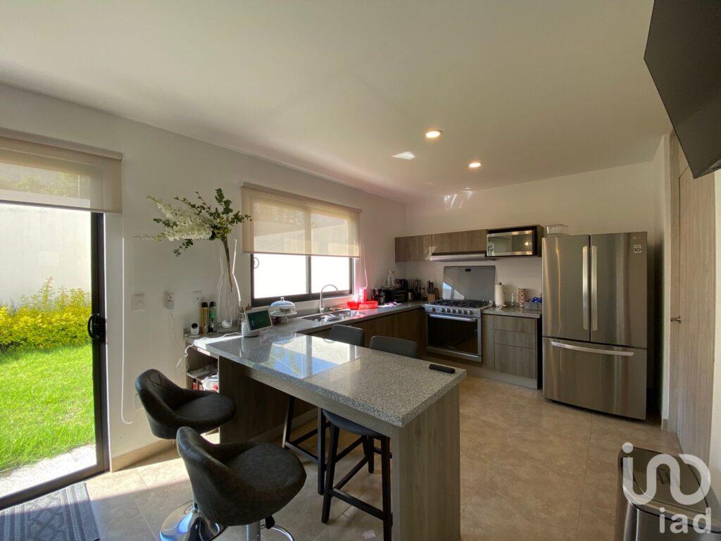 CASA EN VENTA CON 4 RECAMARAS Y ROOF GARDEN, SAMARE ZIBATA