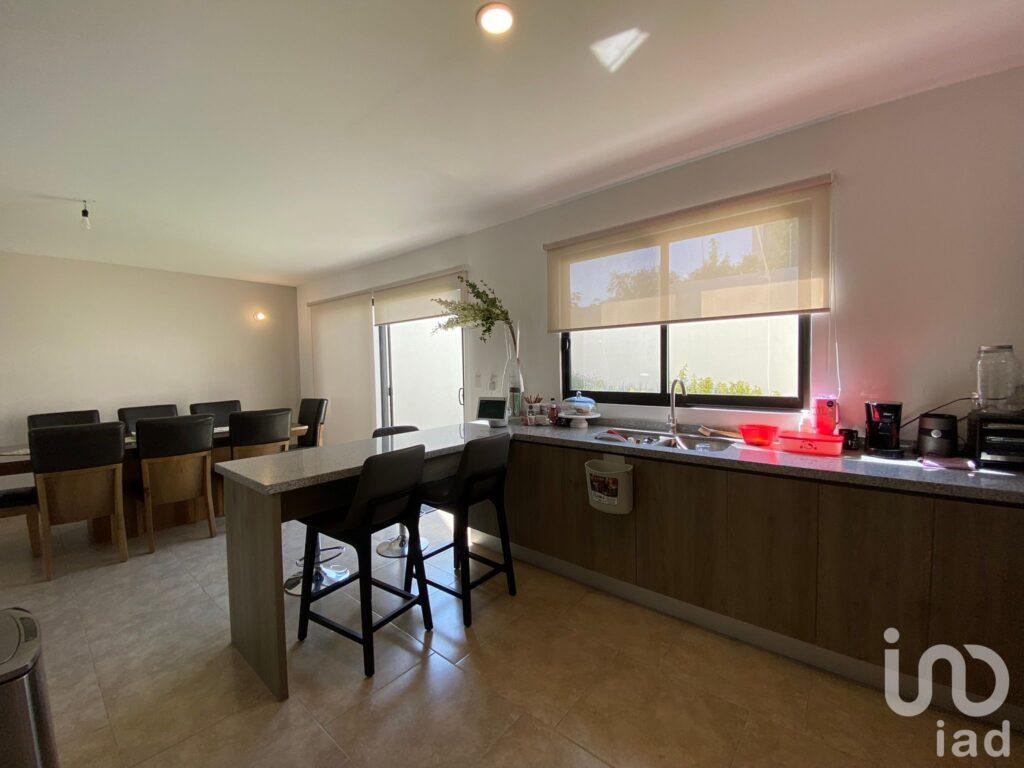 CASA EN VENTA CON 4 RECAMARAS Y ROOF GARDEN, SAMARE ZIBATA