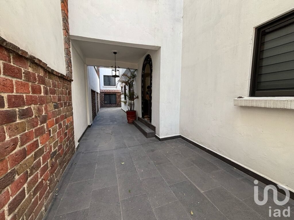 Se renta casa en Rio Ebro con uso de suelo comercial para oficinas